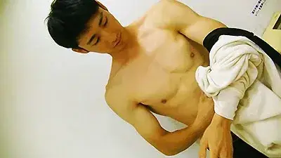超爽やかイケメンスポーツマンが公衆トイレで全裸オナニー!!激飛沫快感射精↑↑-1