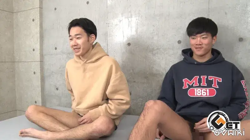 スリムとガッチリの友人コンビが面接でそのままオナニー大会!-2