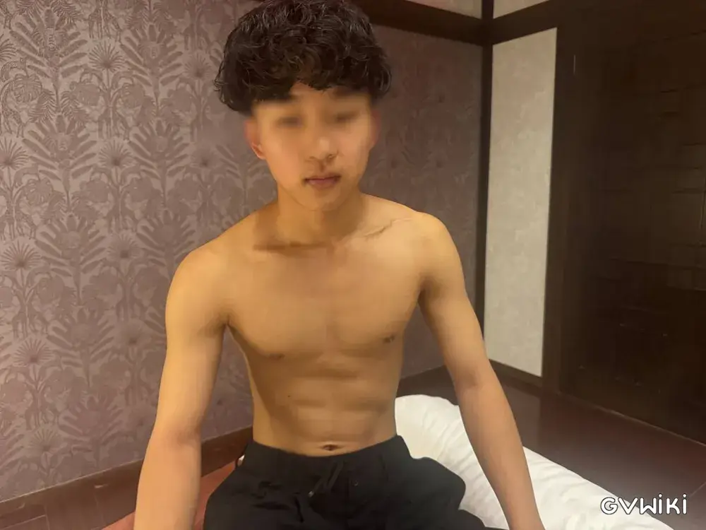 笑顔まぶしい１８歳！　美筋童貞ボーイ！-2