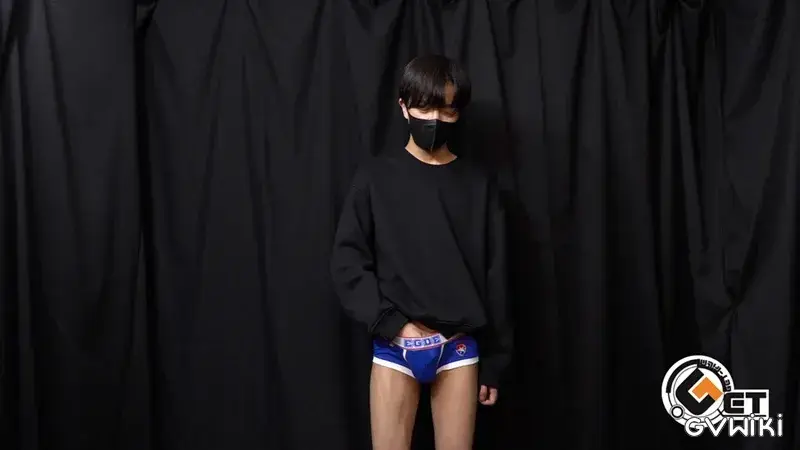 クリっとした目のスリム男子がカメラの前で巨根シコシコ！！-2