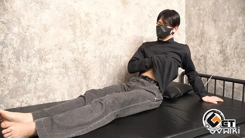 巨根持ち！色白綺麗系学生が初オナ披露！-2