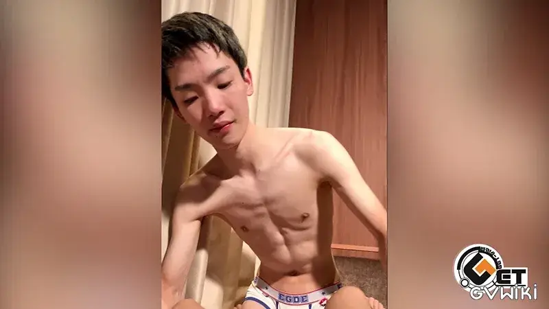 小さなお口で頬張る色白巨根boyの飲精ご奉仕♂-3
