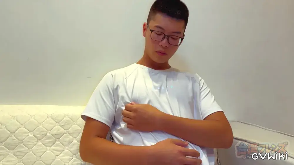 【FC2 初登場】ちょいポチャ美肌のかわいい素朴系めがね男子 19 歳が登場!感度抜群のアナルが大人の餌食に!-2