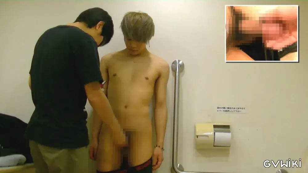 渋谷系お洒落ホストが公衆トイレで丸裸にされてチンチンしごかれ快感射精↑↑-2
